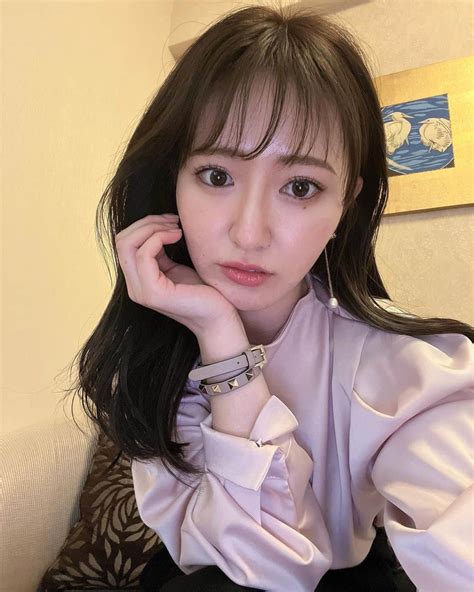 伊藤彩華さんのインスタグラム写真 伊藤彩華instagram「お腹ぺこぺこりん。 スターダスト 伊藤彩華 Selfie サテン