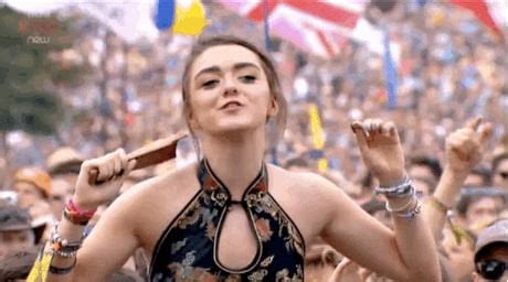 Maisie Williams cute dance - 9GAG