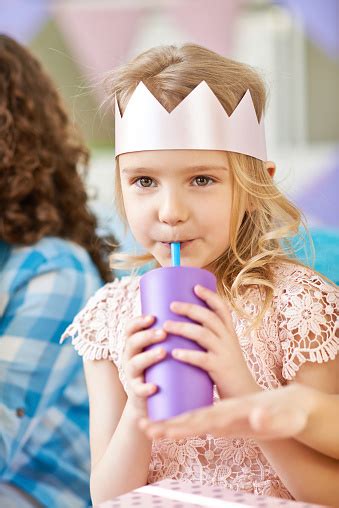 음료를 즐기는 종이 왕관 소녀 공주에 대한 스톡 사진 및 기타 이미지 공주 공휴일 귀여운 Istock