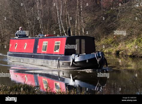 Narrow Boat Canal Boat Or Barge On Canal At Dewsbury Free Space For