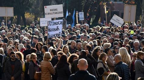 Vi E Hiljada Prosvjetnih Radnika Na Protestu U Podgorici Tra E