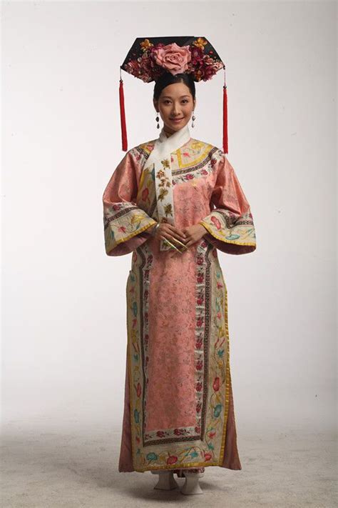 Qing Dynasty Women Dressing At Court Zhen Huan Zhuan Qing Dynasty Fashion Traditional