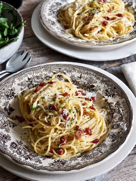 Klassisk Spaghetti Carbonara Mat P Bordet