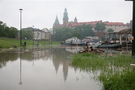 Krak W Fala Kulminacyjna Na Wi Le Bulwary Zosta Y Zalane Zdj Cia