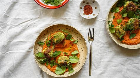 Zucchini Köfte mit Harissa Hummus Zucchinibällchen im Hummushimmel