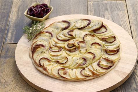 Recette De Cuisine Tarte Fine Aux Pommes De Terre Et Oignons Au Vin