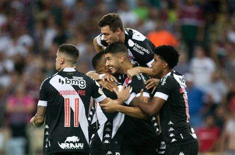 Dia de Vasco Gigante enfrenta o Santos às 16h em São Januário pelo