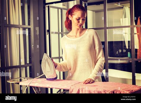 Frauen Machen Hausarbeit Stockfotos Und Bilder Kaufen Alamy