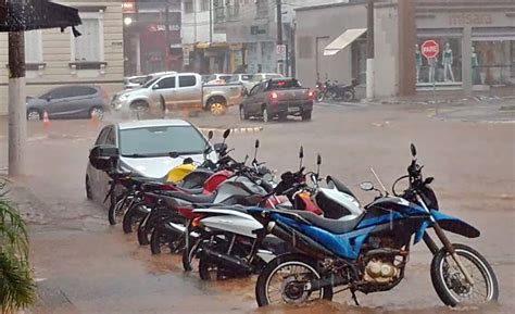 Chuva De Minutos Deixa Ruas Alagadas E Rompe Galerias Em Guaxup Mg