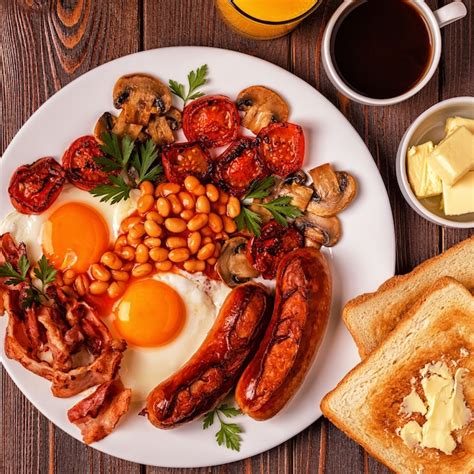 Desayuno inglés completo tradicional con huevos fritos Foto Premium