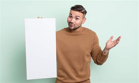 Hombre Guapo Joven Que Se Siente Perplejo Confundido Y Dudando