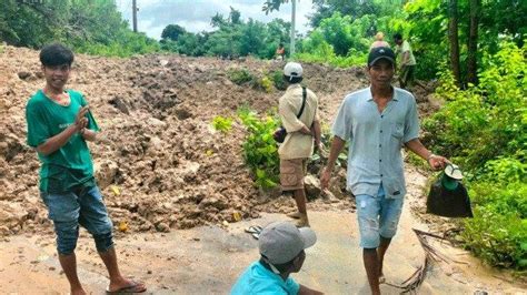 Ada Longsor Di Sekotong Lombok Barat Jalan Penghubung Desa Tertutup