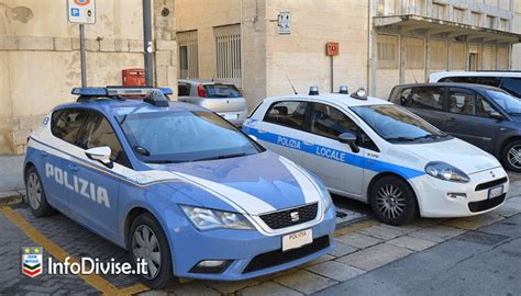 Agenti Di Polizia Locale Armati Al Fianco Degli Agenti Della Polizia Di