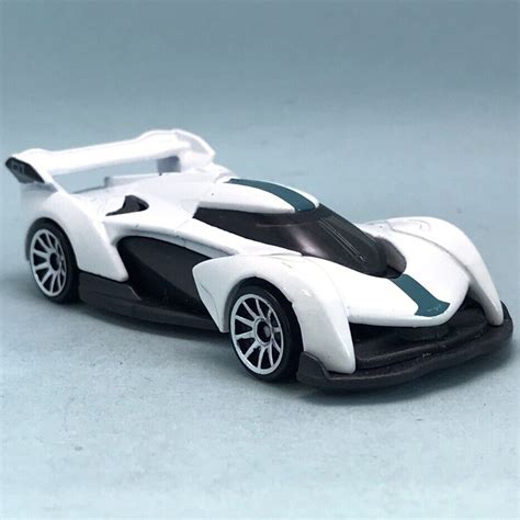 T Hunted Alguns dos últimos Hot Wheels da linha básica de