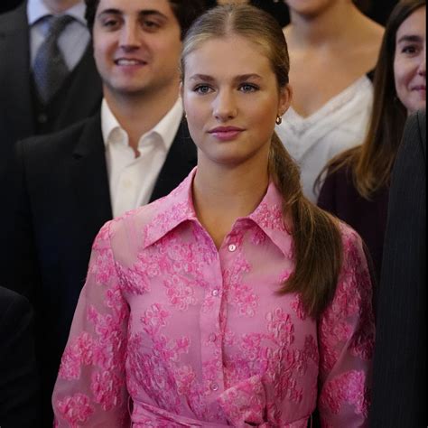 El vestido camisero rosa de Leonor por qué copia a la reina Letizia