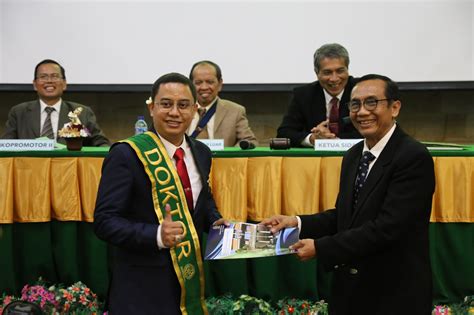 dewa putu wisnu wardhana raih gelar doktor fk unud bali ekbis