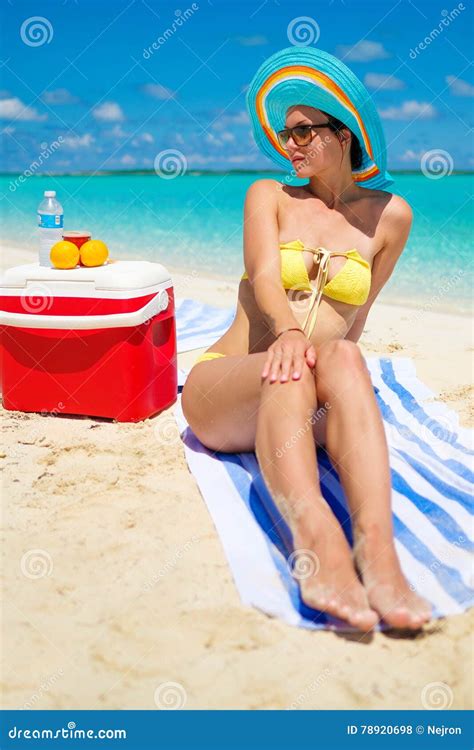 Donna In Bikini Che Prende Il Sole Sulla Spiaggia In Exuma Bahamas