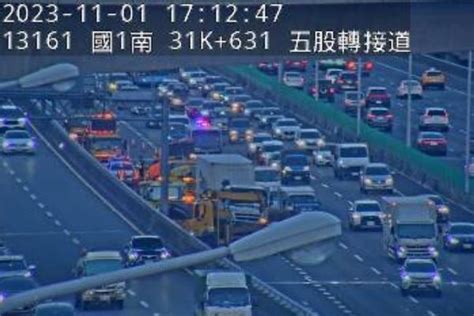 快訊 國1南下五股路段貨櫃車追撞！警消救出小貨車駕駛 紫爆回堵中 中天新聞網