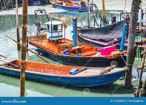 Barcos De Pesca En Pueblo Del Pescador En Ang Sila Chonburi Thailand