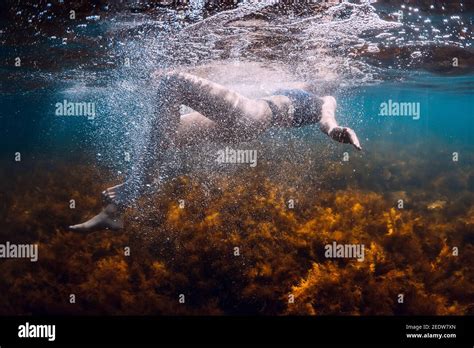 Junge Frau Im Bikini In See Stockfotos Und Bilder Kaufen Alamy