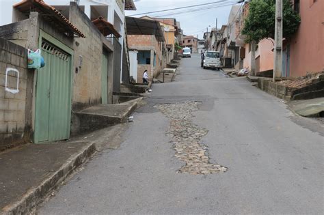 Moradores De Mariana MG Reclamam De Buracos Em Ruas Do Bairro Cabanas