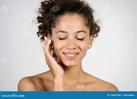 Jeune Femme Afro Américaine Isolée Sur Le Fond Blanc Image Stock