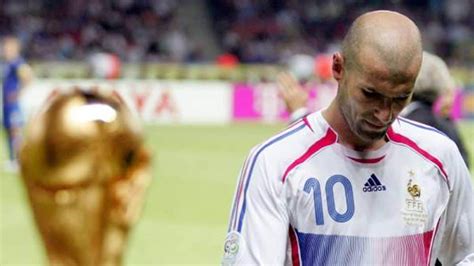 Zidane S En Va Sur Un Coup De Boule Lors Du Mondial 2006