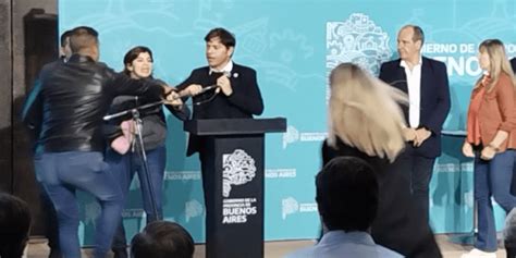 Kicillof aseguró que quiere conversar con la mujer que lo interrumpió