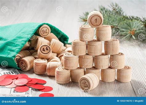 Le Loto En Bois Barrels Avec Le Sac Les Cartes De Jeu Et Les Puces