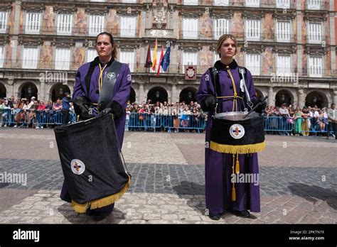 Miembros De La Hermandad Participan En A Tamborrada Ma A En La Plaza