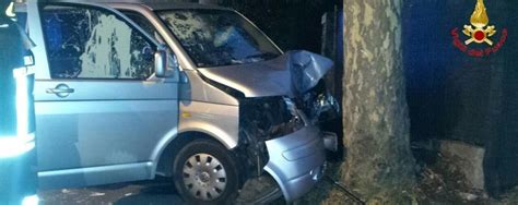 Busto Auto Contro Un Albero Muore La Provincia Di Varese