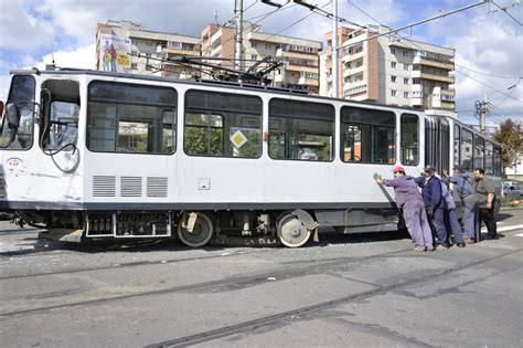 Foto Video Un Troleibuz I Un Tramvai S Au Ciocnit Sub Podul Calvaria