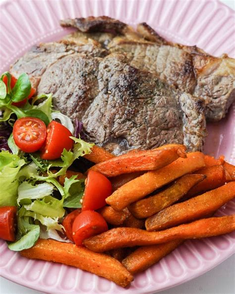 Plato Combinado De Bistec Con Patatas Fritas Y Ensalada Imagen De