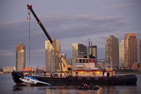 Helicopter Crashes In New Yorks East River Photos Wsj