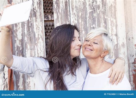 De Moeder En De Volwassen Dochter Nemen Een Selfie Stock Afbeelding