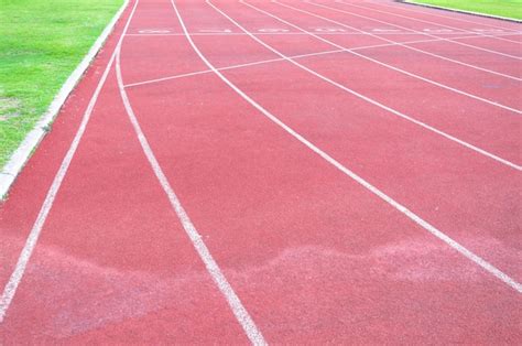 Pista de atletismo y césped verde atletismo directo pista de atletismo