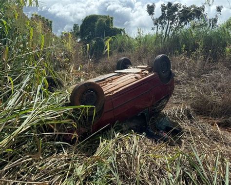 Motorista Dorme Ao Volante Capota Carro E Para Rodas Para Cima Em