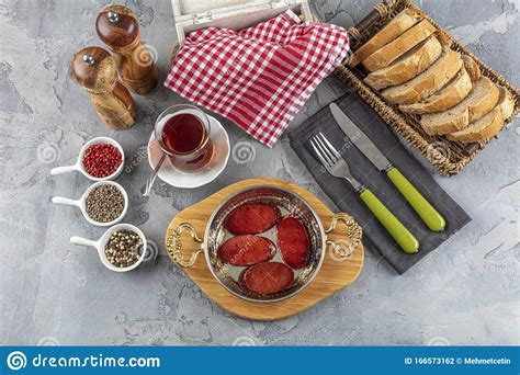 Desayuno Turco Con Salchicha Frita De Sucuk Turca Frita Salchichas