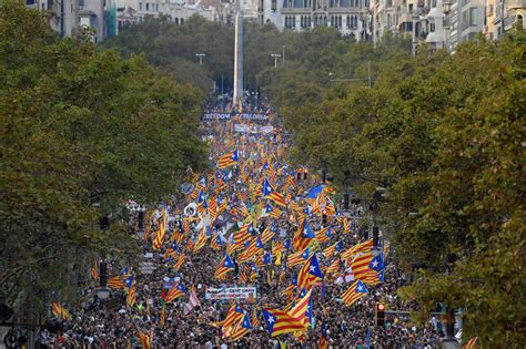 Catalonia independence: Thousands protest in streets of Barcelona as