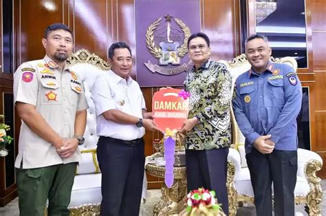 Pj Gubernur Sulsel Beri Satu Unit Armada Damkar Bantu Layanan