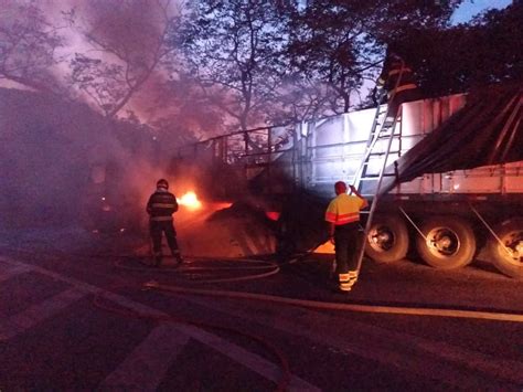 Carreta Carga De Soja Pega Fogo E Interdita Parcialmente A Rodovia