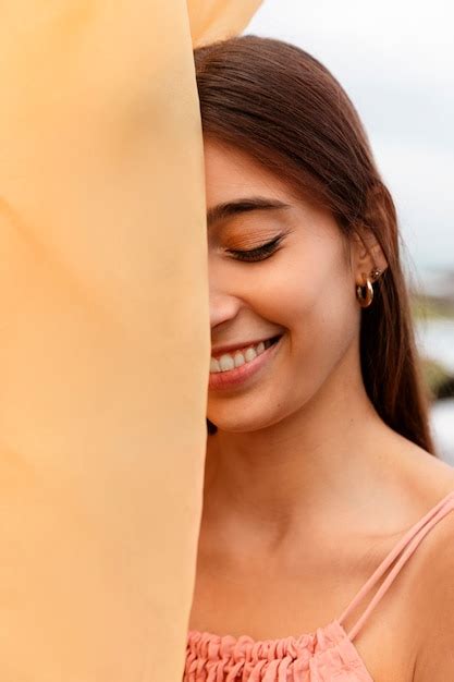 Portrait De Femme La Plage Cachant Son Visage Derri Re Un Voile