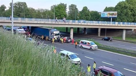 Zdj Cie Miertelny Wypadek Na A W Katowicach Zderzy Y Si Dwa