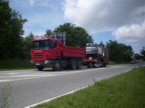 Scania Kipper Mit Schwerlasthänger Und Mit Einem Atlas Bagger In