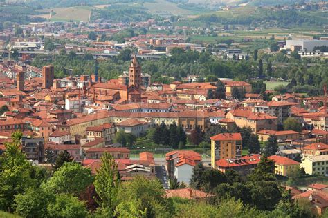 Luftaufnahme Auf San Lorenzo Kathedrale Und Der Altstadt Von Alba Im