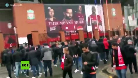 Imágenes tras el apuñalamiento de un hincha del Liverpool cerca del