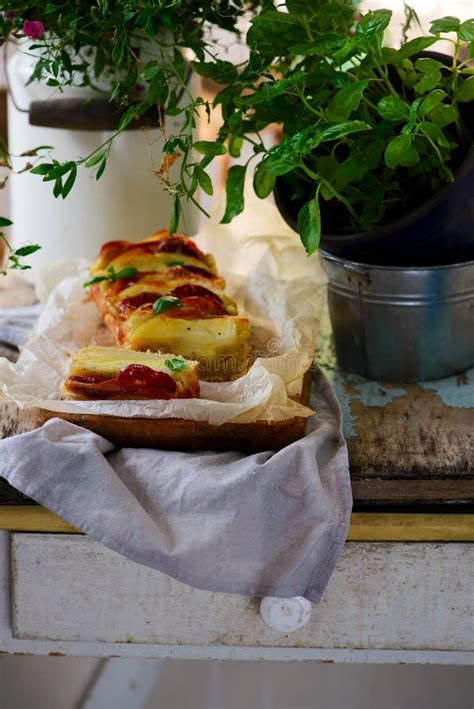 Italienischer Kuchen Mit Salami Kartoffeln Und Provolon Selektiver