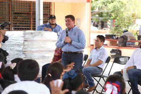 401 niñas y niños de Kanasín reciben útiles escolares y uniformes de