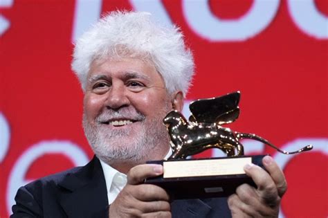 La habitación de al lado de Almodóvar gana el León de Oro en Venecia