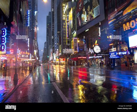 Thejagielskifamily: Night Empty Night Time Square